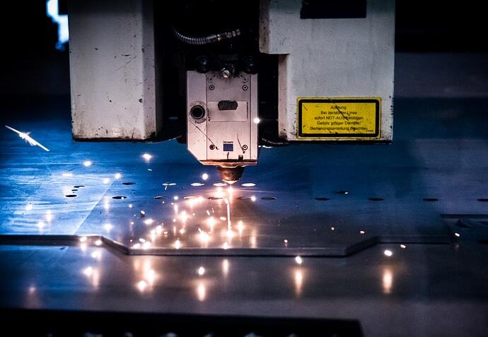 數(shù)控激光切割機需要選擇好的保護透鏡