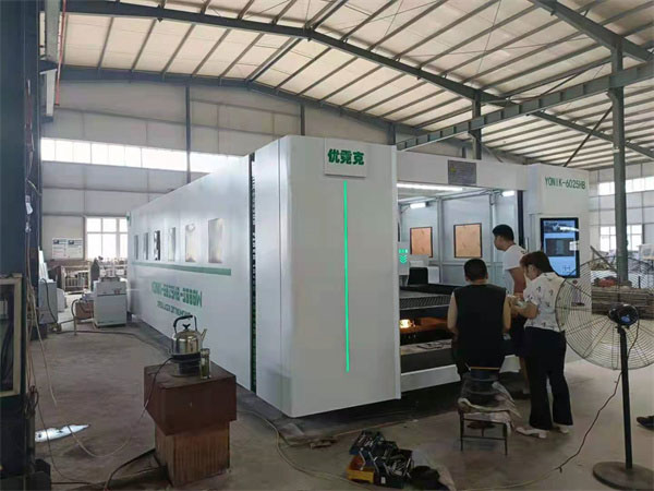 數(shù)控光纖激光切割機(jī)